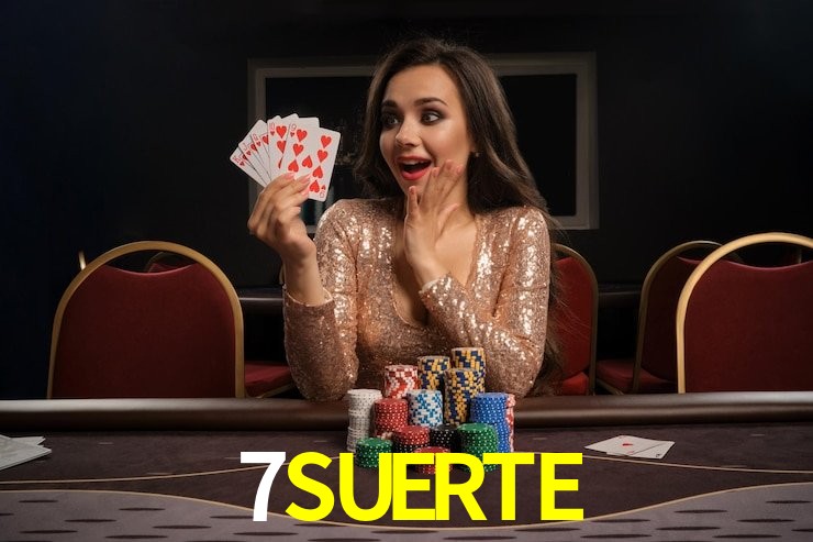 Escena dinámica inspirada en casino con iluminación 7SUERTE, cartas, fichas e íconos de juegos digitales en un espacio moderno de juegos.